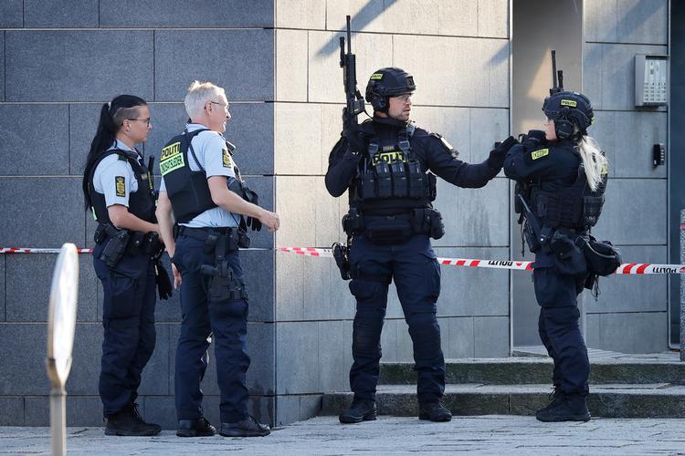 Søndag 3. juli klokken 17.35 fik Københavns Politi de første meldinger om skyderi i shoppingcentret Field's. Kl. 17.48 blev en 22-årig mand anholdt. Han nåede at dræbe tre personer og såre fire hårdt. Foto: Jens Dresling