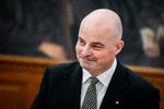     Kristian Klarskov, nyvalgt folketingsmedlem for Moderaterne, skriver under på en erklæring om at ville overholde grundloven i Fællessalen på Christiansborg, onsdag 16. november 2022.. (Foto: Ida Marie Odgaard/Ritzau Scanpix)   Foto: Ida Marie Odgaard/Ritzau Scanpix