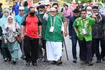 Abdul Hadi Awang, i midten, leder Malaysias islamistiske parti, PAS. Deres store valgsejr skaber bekymring blandt moderate i landet. Foto: Handout/Ritzau Scanpix