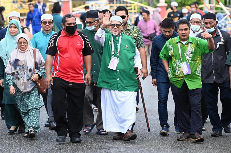 Abdul Hadi Awang, i midten, leder Malaysias islamistiske parti, PAS. Deres store valgsejr skaber bekymring blandt moderate i landet. Foto: Handout/Ritzau Scanpix