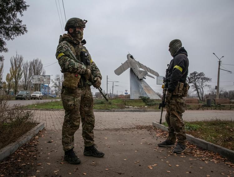 Ukrainske soldater i Bakhmut ved østfronten, en by, russerne længe har kæmpet forgæves for at indtage - med betydelige tab til følge. Foto: Stringer/Ritzau Scanpix