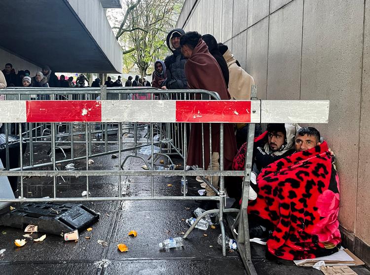 Den 19-årige afghaner Rafiullah venter sammen med sin ven først i køen af enlige mænd foran asylkontoret.  Foto: Karin Axelsson