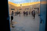 Indsatte i et kurdisk-drevet fængsel for IS-krigere spillere volleyball. Kurderne har været en central allieret i kampen mod Islamisk Stat, og de står fortsat for driften af alle fængsler for IS-krigere i Syrien, med støtte fra Vesten.    Foto: Hussein Malla/Ritzau Scanpix
