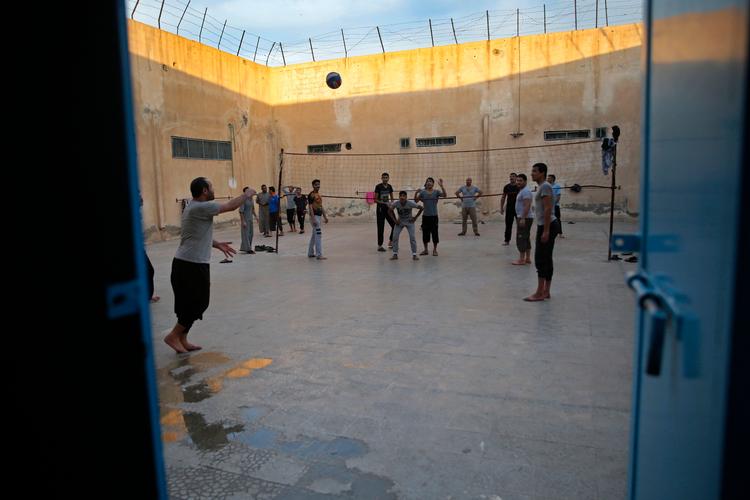 Indsatte i et kurdisk-drevet fængsel for IS-krigere spillere volleyball. Kurderne har været en central allieret i kampen mod Islamisk Stat, og de står fortsat for driften af alle fængsler for IS-krigere i Syrien, med støtte fra Vesten.    Foto: Hussein Malla/Ritzau Scanpix