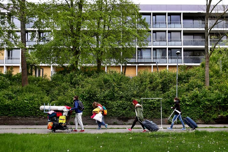 Gellerup Parken (billedet) vest for Aarhus er under forandring, og boligblokke rives ned. Men nu reddes en central plads.  Foto: Finn Frandsen