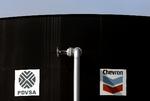 Det store amerikanske olieselskab Chevron får nu lov til at genoptage sin udvinding af olie i Venezuela Foto: Jorge Silva/Ritzau Scanpix