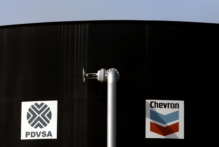 Det store amerikanske olieselskab Chevron får nu lov til at genoptage sin udvinding af olie i Venezuela Foto: Jorge Silva/Ritzau Scanpix