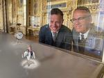 Morten Kirckhoff og Jan Elhøj er på jagt efter forsvundne elefantordener. Det er der kommet godt tv ud af. Foto: DR 