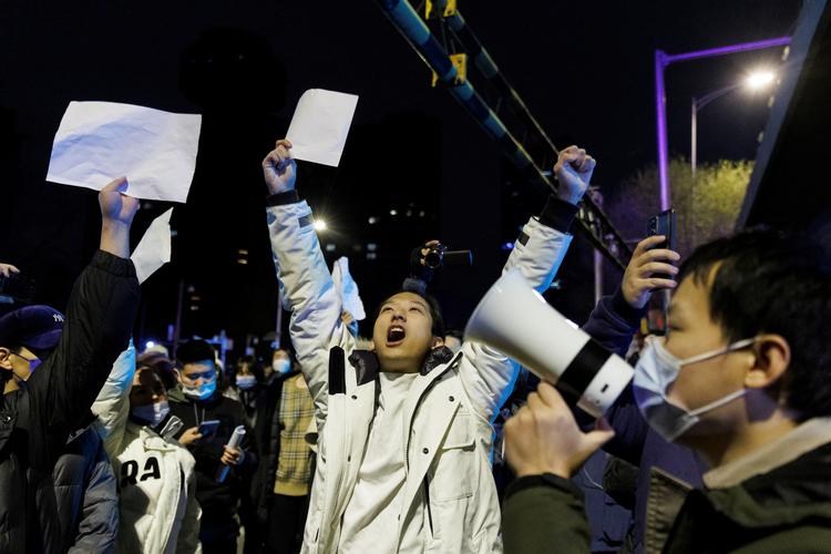 Demonstranter med blanke A4-ark på gaden i Beijing. Foto: Thomas Peter/Ritzau Scanpix