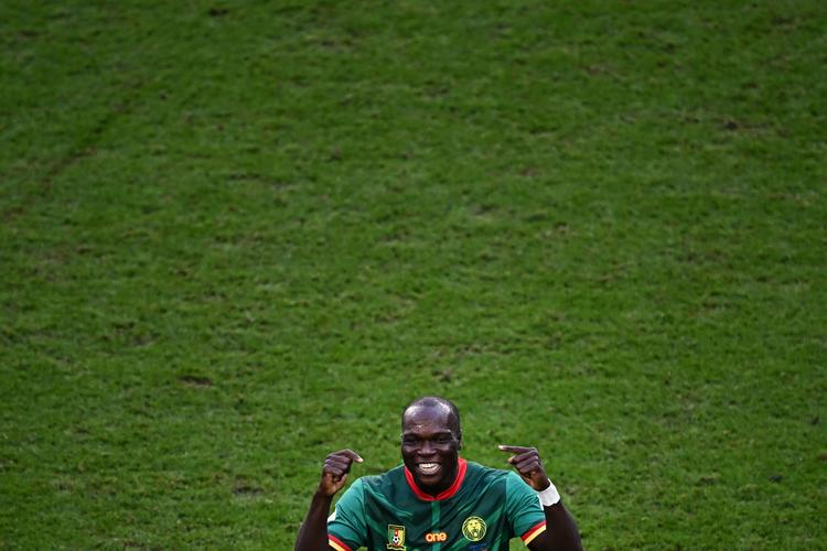 Camerouns Vincent Aboubakar fejrer sin scoring i kampen mod Serbien, der endte uafgjort.  Foto: Anne-christine Poujoulat/Ritzau Scanpix