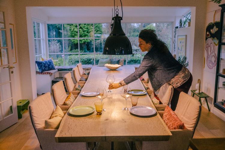 I 2019 inviterede Laila Køj og hendes familie tre gæster til juleaften, som ellers ikke havde noget sted at fejre højtiden. Siden ramte coronaen og satte en stopper for det. I år er familien endnu ikke helt sikre på deres juleplaner og ved derfor ikke, om de kan være værter.  Foto: Anders Holst Pedersen