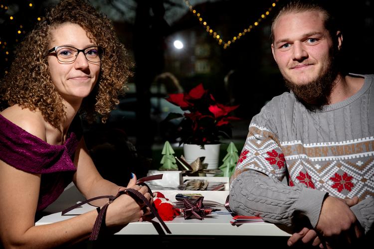 Jonas Lybæk håber, juleaften bliver fyldt med grin og røverhistorier, når han sammen med sin kæreste Anne-Sofie Egholm skal tilbringe højtiden som frivillig på Plejecentret Hørgården i København.

 Foto: Martin Lehmann