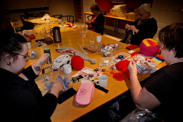     Nelly Kristensen strikker frivilligt for både Varmestuestrik og Menighedsplejen og er depotbestyrer for Varmestuestrik i København. Menighedsplejens lokaler. Nelly og nogle stykker og strikker julesokker til børn.   Foto: Martin Lehmann