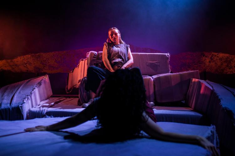 Svært er det at stå solo med sin lyst. Er Cat (Clara Dessau) »pludselig blevet den mest liderlige kvinde i verden«?  Foto: Zuhal Kocan 