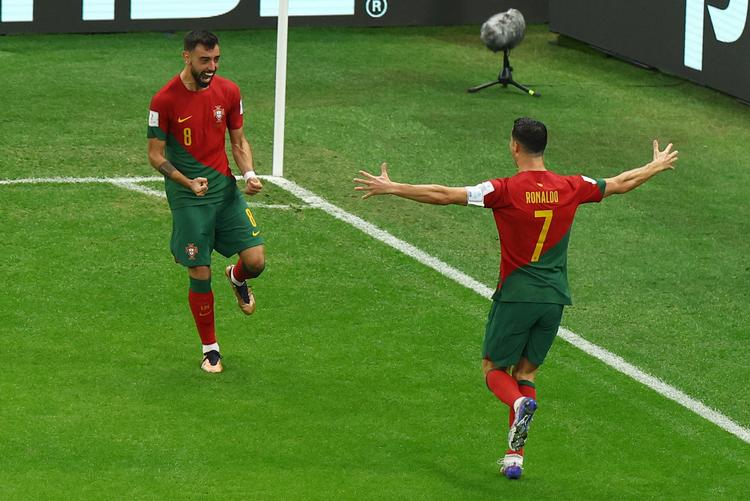 Måske troede Bruno Fernandes stadig på dette tidspunkt, at Cristiano Ronaldo havde scoret på hans oplæg, men det viste sig, at det var Fernandes selv, der sendte bolden direkte i nettet.  Foto: Molly Darlington/Ritzau Scanpix