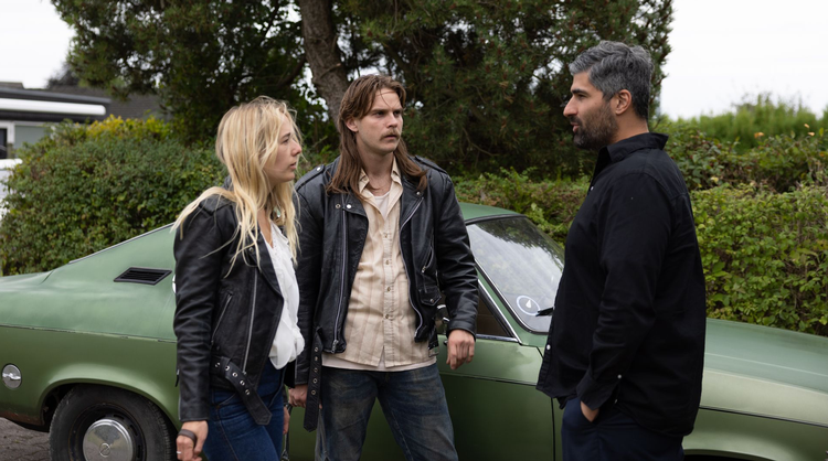 Alba August (tv.) og Marco Ilsøe spiller hovedrollerne i serien, som instrueres af Milad Alami (th.). 
