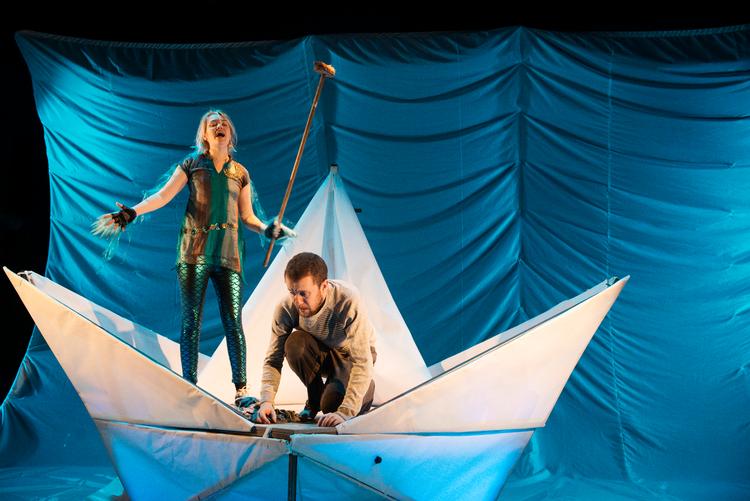 Teater Katapult har i årevis klaret sig fint med Reumert-nomineringer og priser.  Med en ny spareplan, der er til debat mandag i Aarhus risikerer skuden at synke. Det sker, hvis driftstilskuddet som foreslået fjernes.  Foto: Kenneth Lysbjerg Koustrup