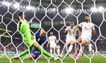 USA's Christian Pulisic (blå), der til daglig spiller for Chelsea i Premier League, scorede sikkert i tirsdag aftens opgør mod Iran, men han blev skadet ved aktionen, da han stødte ind i den iranske målmand Alireza Beiranvand.  Foto: Kai Pfaffenbach/Ritzau Scanpix