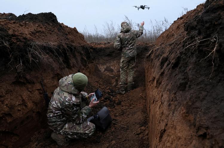 Et par ukrainske soldater sender en drone op over fronten i nærheden af Bakhmut. Foto: Leah Millis/Ritzau Scanpix