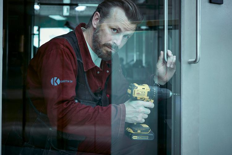 Man kan se fortvivlelsen og hævngerrigheden i Elias Karos (spillet af Peter Franzén) ansigt i serien ’Gidseltagningen’.  Foto: DR