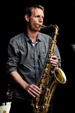 Jan Harbeck spiller cool og tilbagelænet tenorsaxofon – har ved en koncert med Jan Harbecks kvartet på Store Torv i Aarhus i forbindelse med Aarhus Jazz Festival.  Foto: Uffe Frandsen