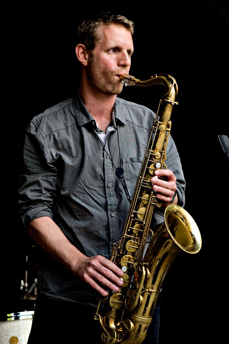 Jan Harbeck spiller cool og tilbagelænet tenorsaxofon – har ved en koncert med Jan Harbecks kvartet på Store Torv i Aarhus i forbindelse med Aarhus Jazz Festival.  Foto: Uffe Frandsen