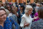 Dronninggemalinde Camilla (til højre) og Ngozi Fulani (midt til venstre). Foto: Kin Cheung/Ritzau Scanpix