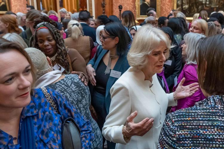 Dronninggemalinde Camilla (til højre) og Ngozi Fulani (midt til venstre). Foto: Kin Cheung/Ritzau Scanpix