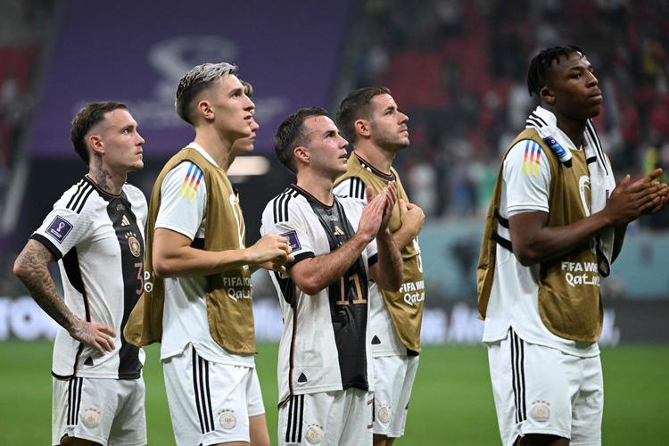 Forstenede tyske spillere klapper af deres fans efter blamagen i Qatar. Foto: Ina Fassbender/Ritzau Scanpix