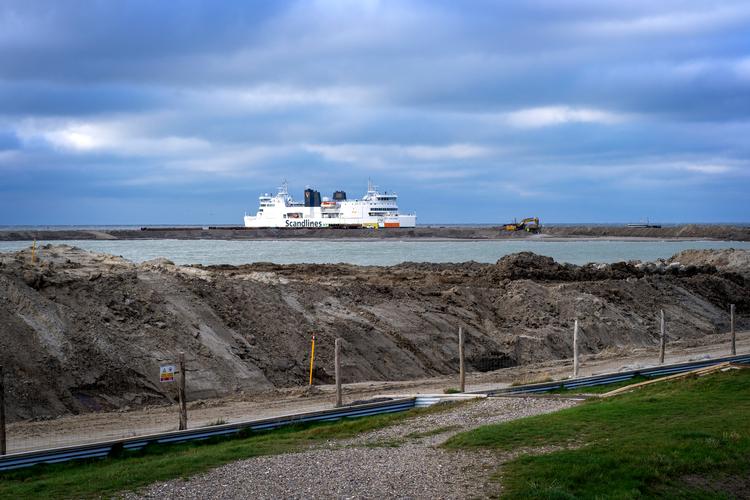 Scandlines sejler stadig fra Rødbyhavn til Puttgarden, men en ny kystlinje er allerede ved at tegne sig på Sydlolland. Foto: Per Munch