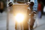 Den mørke tid er kommet med med den flere kraftige cykellygter. Rådet for Sikker Trafik og Cyklistforbundet peger på behov for at tjekke om lygterne sidder, som de skal, for at de ikke blænder andre trafikanter. Foto: Jonathan Bjerg Møller