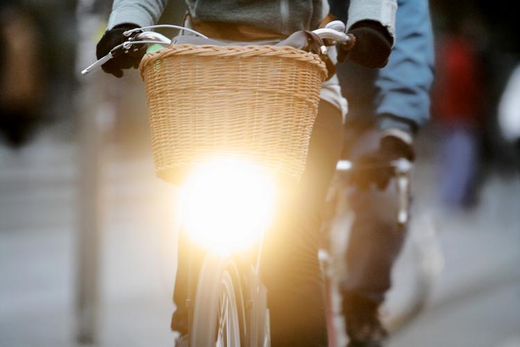 Den mørke tid er kommet med med den flere kraftige cykellygter. Rådet for Sikker Trafik og Cyklistforbundet peger på behov for at tjekke om lygterne sidder, som de skal, for at de ikke blænder andre trafikanter. Foto: Jonathan Bjerg Møller