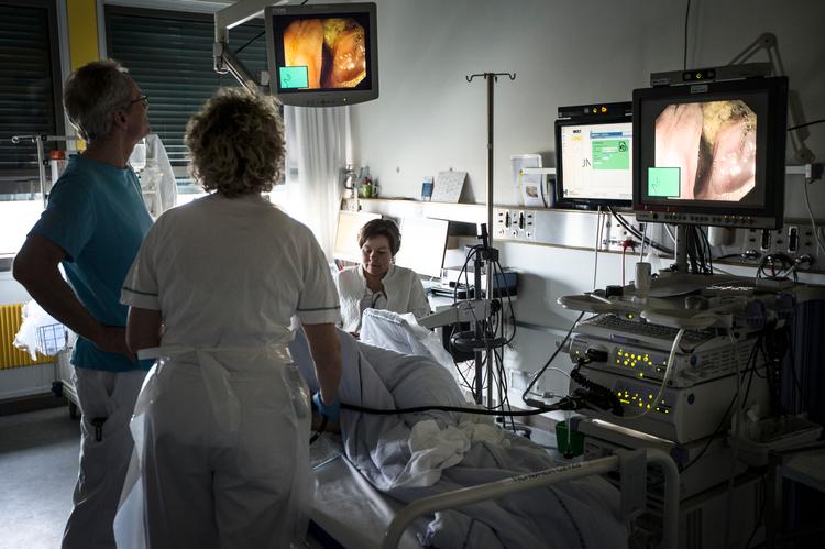 En patients tarme bliver undersøgt med kikkert på Rigshospitalet. Lægeforeningen er bekymret over, at der allerede nu er tegn på knaphed af kikkerter som konsekvens af nye, stramme EU-regler.  Foto: Sofia Busk