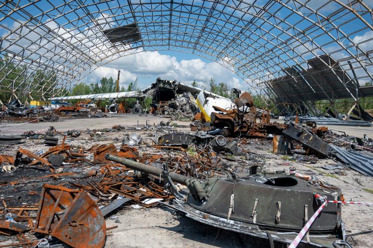 Et ødelagt fragtfly - det enorme Antonov AN-225 - ligger ødelagt tilbage i en hangar i Hostomel-lufthavnen, som var et af de første mål omkring Kyiv, russerne forsøgte at erobre. Foto: Christophe Gateau/Ritzau Scanpix