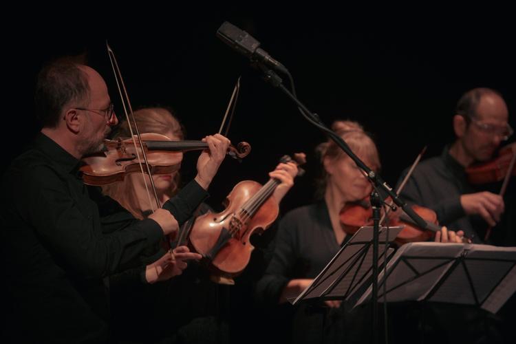 Den barokerfarne violinist Peter Spissky til venstre ledede orkesteret Camerata Øresund i koncerten, der sendes på P2 lillejuleaften. Foto: Caroline Bittencourt