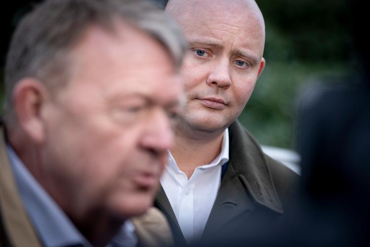 Regeringsforhandlingerne fortsætter i denne uge, men uden den konservative leder Søren Pape Poulsen. Her ses Moderaternes Lars Løkke Rasmussen og Jakob Engel-Schmidt, der stadig sidder med ved bordet. Foto: Liselotte Sabroe/Ritzau Scanpix