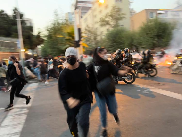 Mange steder i Iran har der de seneste mange uger været demonstrationer mod moralpolitiet og præstestyret. Foto: Uncredited/Ritzau Scanpix