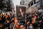 Den 22-årige Mahsa Aminis dødsfald i september sparkede gang i folkelige protester i blandt andet Teheran. Dette foto er fra 20. september - få dage efter hendes død.  Foto: Ozan Kose/Ritzau Scanpix