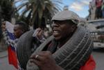Mænd bærer bildæk som led i en demonstration mod de høje leveomkostninger og bandekriminaliteten i Haitis hovedstad, Port-au-Prince. Foto: Ralph Tedy Erol/Ritzau Scanpix