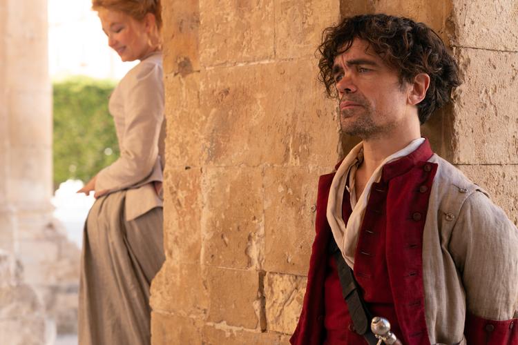 En mur adskiller Cyrano fra hans elskede Roxanne. En mur, der handler om naturlige begrænsninger og grænseløs begavelse. Still Det Danske Filminstitut