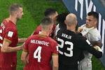 Serbiens målmand Vanja Milinkovic-Savic havde fat i Granit Xhakas strube i kampen i fredags.  Foto: Manan Vatsyayana/Ritzau Scanpix