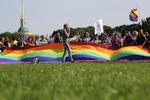 Forbuddet mod offentligt at sprede såkaldt propaganda om »ikketraditionelle seksuelle relationer« gør det umuligt for russere at samle sig i forbindelse med for eksempel Pride-arrangementer som her i Sankt Petersborg i 2017. Foto: Anton Vaganov/Ritzau Scanpix