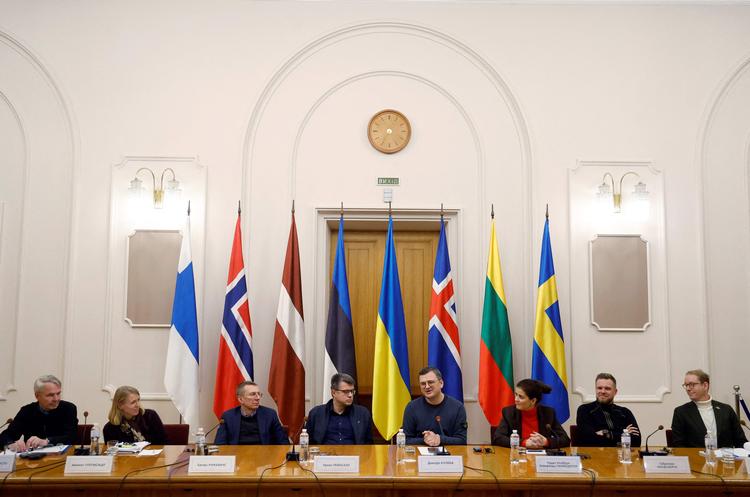 Finlands udenrigsminister Pekka Haavisto savnede Jeppe Kofod, da han sammen med seks andre nordiske og baltiske udenrigsministre besøgte præsident Zelenskyj i Kyiv.  Foto: Valentyn Ogirenko/Ritzau Scanpix