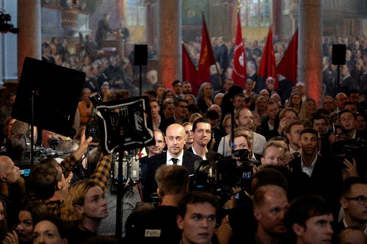 Fungerende sundhedsminister Magnus Heunicke med ministerkollega Kaare Dybvad Bek på valgaftenen i Fællessalen på Christiansborg. Som fungerende minister kan han ifølge det definerende notat fra Statsministeriet »træffe afgørelse i konkrete sager, der er uopsættelige«.
 Foto: Jacob Ehrbahn/POLFOTO Tengberg