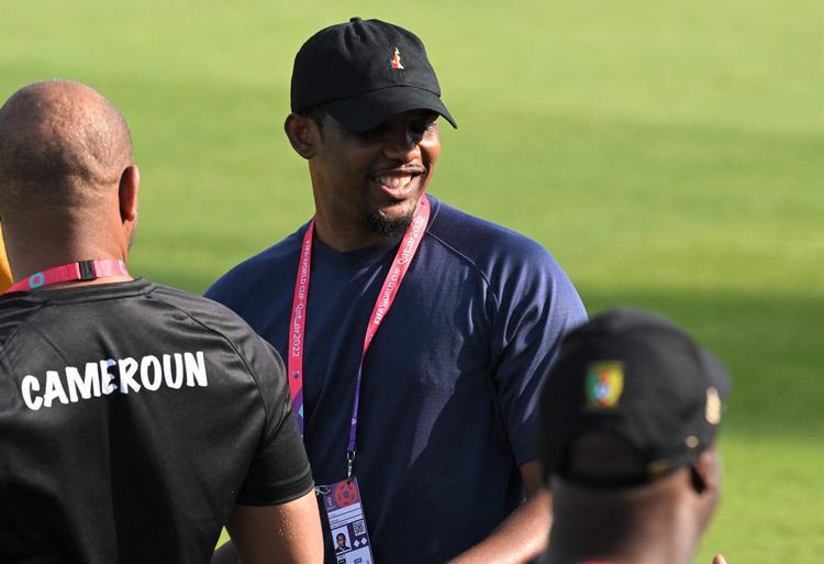 Det så fredeligt ud, da Samuel Eto’o efter VM-kampen mellem Brasilien og Sydkorea lod sig fotografere med fans. Men pludselig eskalerede situationen uden for stadion. Foto: Issouf Sanogo/Ritzau Scanpix