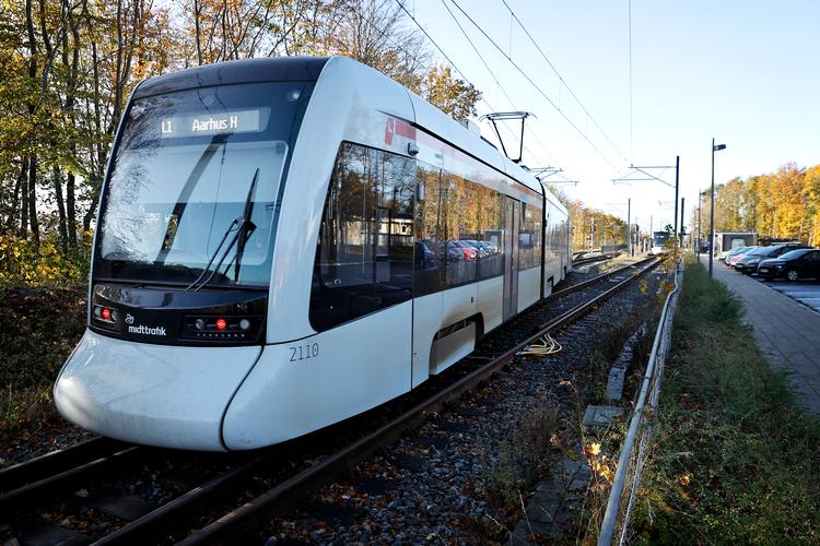 Både i Odense og i Aarhus er der kommet letbane inden for de seneste år. Det er også meningen, at der skal anlægges en letbane i 11 københavnske omegnskommuner, men nu meddeler selskabet bag, at budgettet ikke kan holdes. Foto: Jens Dresling