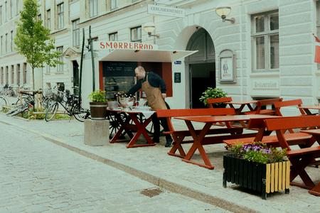 Cafévognen foran Arbejdermuseet - selvfølgelig med smørrebrød på menuen. Foto: Katrine Hørup Noer