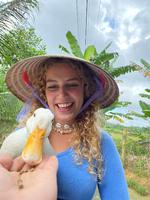 Selma på 'The duck stop' i Phong Nha, hvor man, som navnet antyder, kan få lov at fodre ænder.  