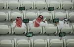 Gæster i VIP-området på Al Thumama Stadium er klar til kampen mellem Frankrig og Polen.  Der er i alt fem niveauer af luksusforplejning på stadionerne i Doha. Foto: Lee Smith/Ritzau Scanpix