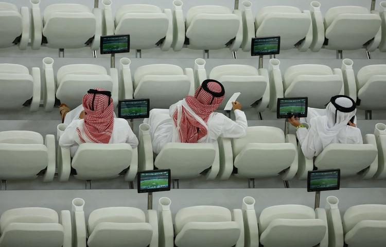 Gæster i VIP-området på Al Thumama Stadium er klar til kampen mellem Frankrig og Polen.  Der er i alt fem niveauer af luksusforplejning på stadionerne i Doha. Foto: Lee Smith/Ritzau Scanpix